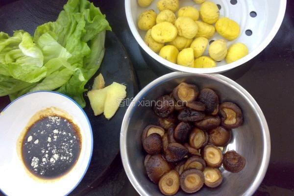 栗子煮香菇的做法图解1