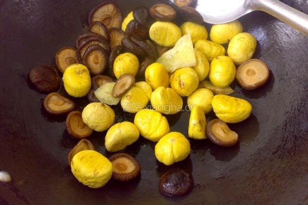 栗子煮香菇的做法图解2