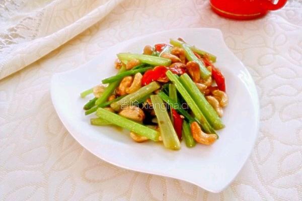 西芹炒腰果的做法图解6
