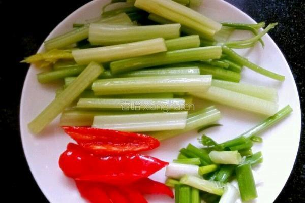 西芹炒腰果的做法图解2