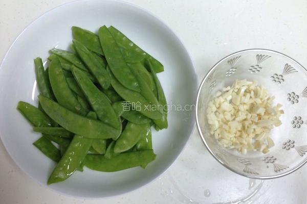 蒜香荷兰豆的做法图解1
