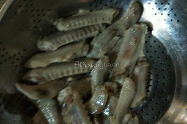 土豆炖鸡翅的做法图解1