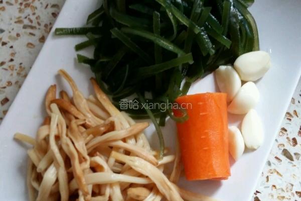 黄花菜凉拌海带丝的做法图解1
