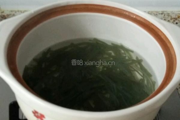 黄花菜凉拌海带丝的做法图解2