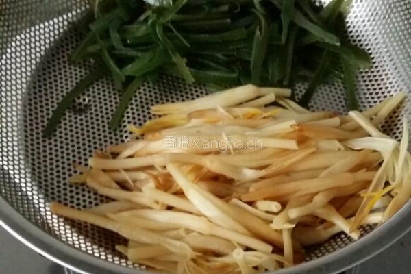黄花菜凉拌海带丝的做法图解4
