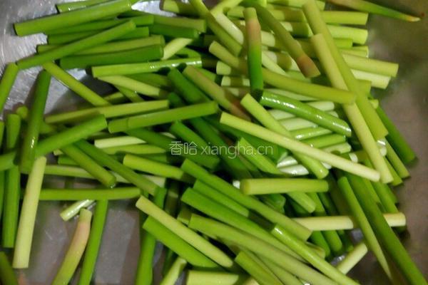 蒜苔炒牛柳的做法图解2
