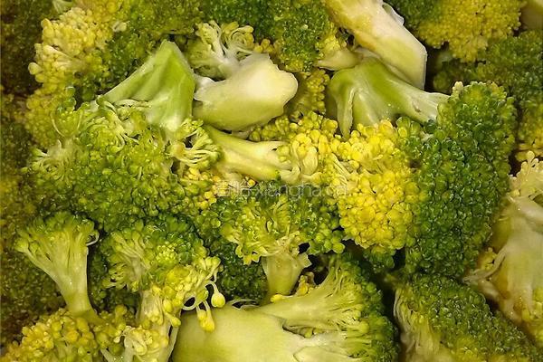番茄炒西兰花的做法图解1