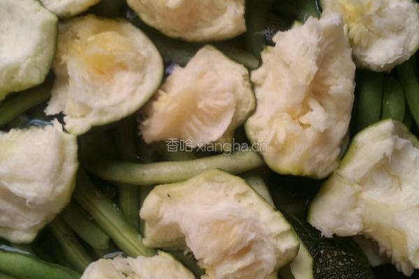 小瓜煮四季豆的做法图解2