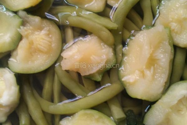 小瓜煮四季豆的做法图解3