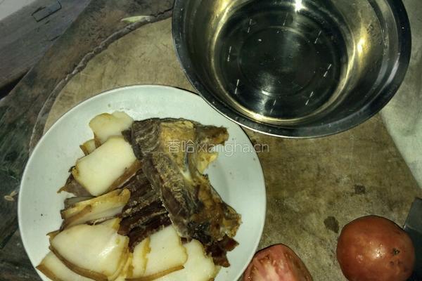 腊肉番茄麻辣面的做法图解1