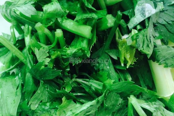 芹菜香菇的做法图解2
