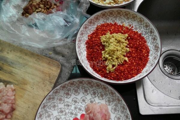 自制老干妈（有肉肉）的做法图解1