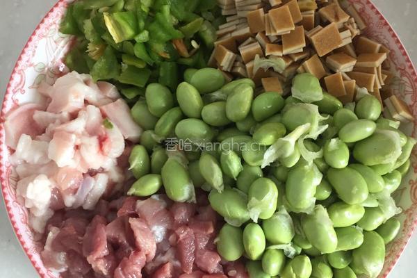 毛豆米炒肉丁的做法图解1