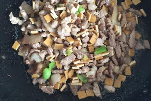 毛豆米炒肉丁的做法图解2