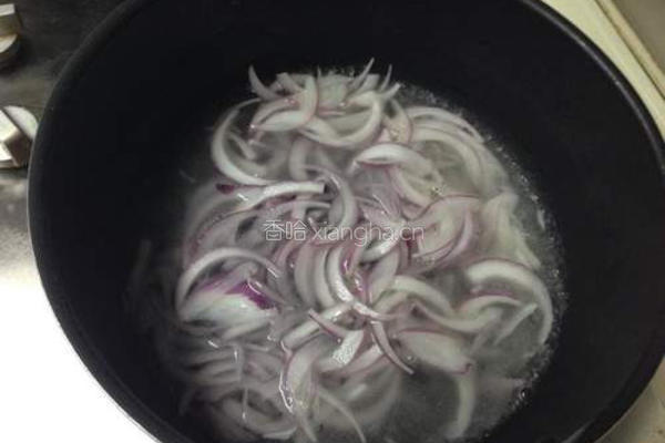 洋葱豆皮鲜奶汤的做法图解3