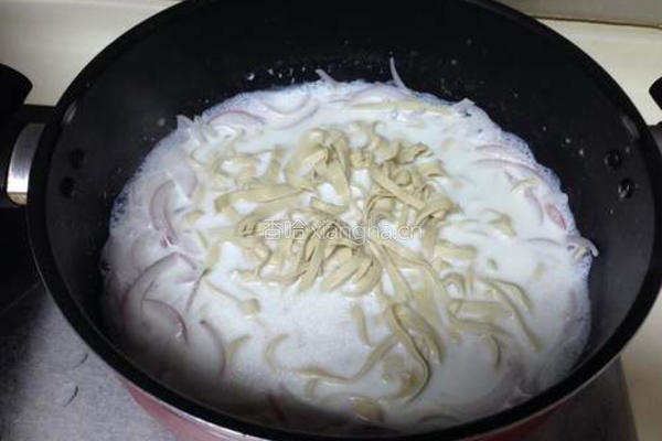 洋葱豆皮鲜奶汤的做法图解5