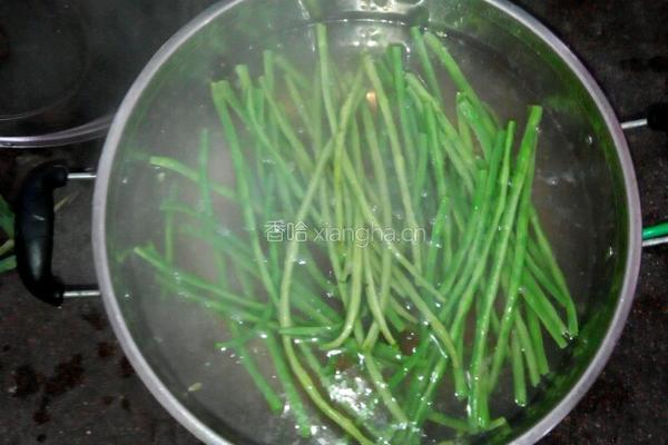 豆角猪肉包子的做法图解2