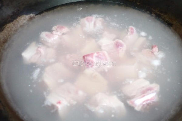 土豆红烧肉的做法图解1