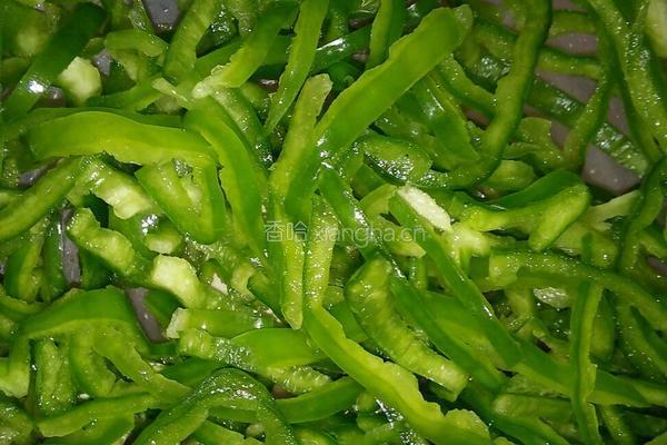 青椒抄面粉的做法图解1