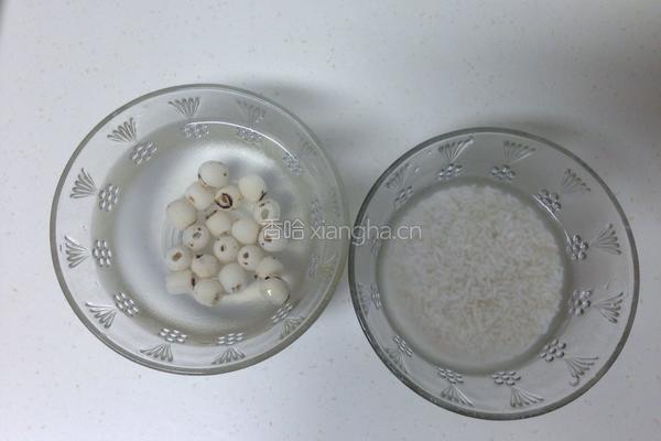 桂圆莲子红枣粥的做法图解1