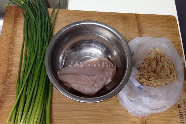 鸡丝虾米炒韭芯的做法图解1