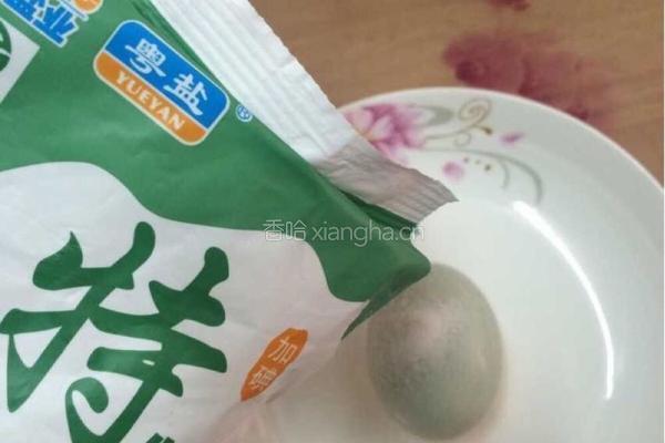 腌咸鸭蛋的做法图解3