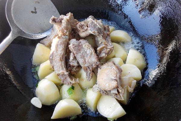 土豆炖排骨的做法图解6