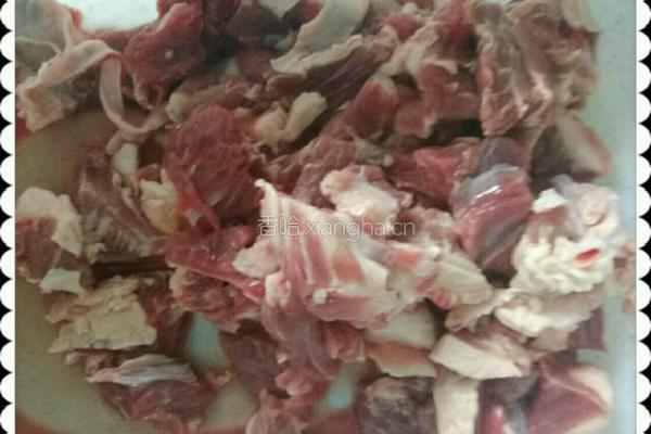 筋头炖土豆的做法图解1