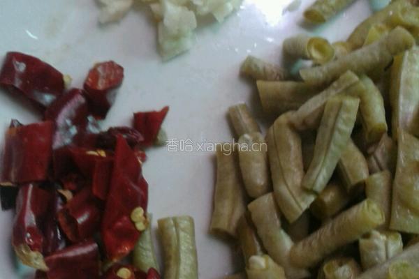 酸豆角炒鸡珍的做法图解2