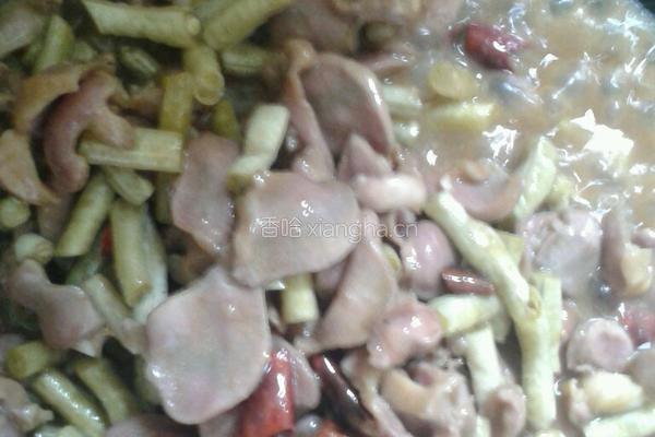 酸豆角炒鸡珍的做法图解4