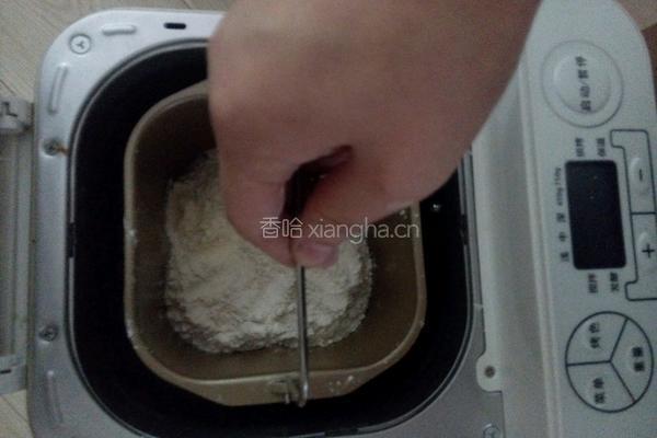 豆沙环形面包的做法图解2