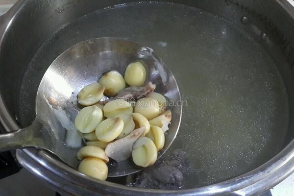 莲子淮山汤的做法图解4
