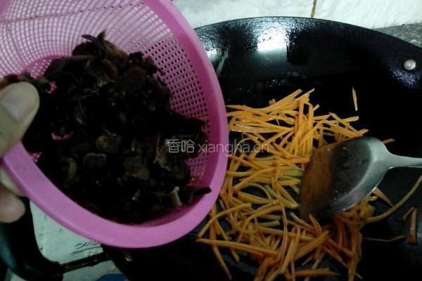 木耳胡萝卜炒白菜的做法图解3