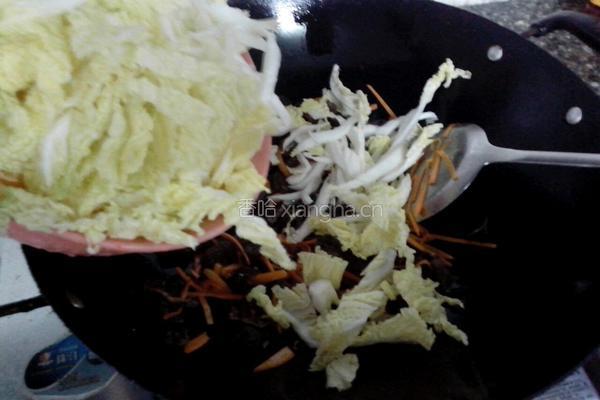 木耳胡萝卜炒白菜的做法图解4