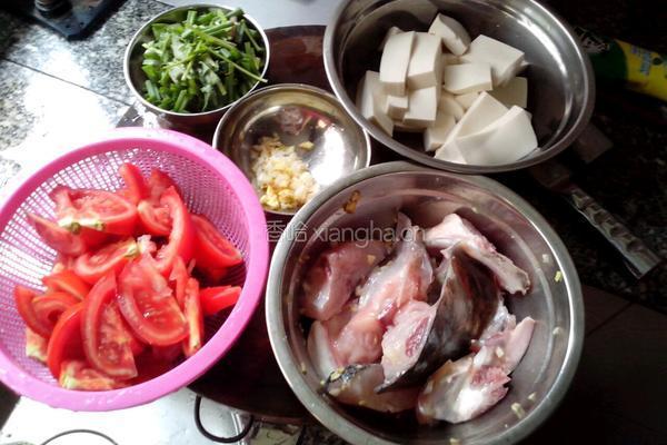 番茄白豆腐鱼头汤的做法图解1