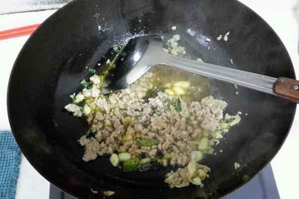 干豇豆炒肉末的做法图解4