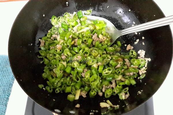 干豇豆炒肉末的做法图解5
