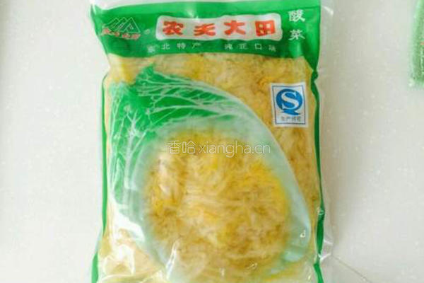 酸菜猪肉炖粉条的做法图解1