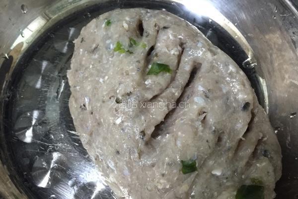 青椒酿鲮鱼肉的做法图解1