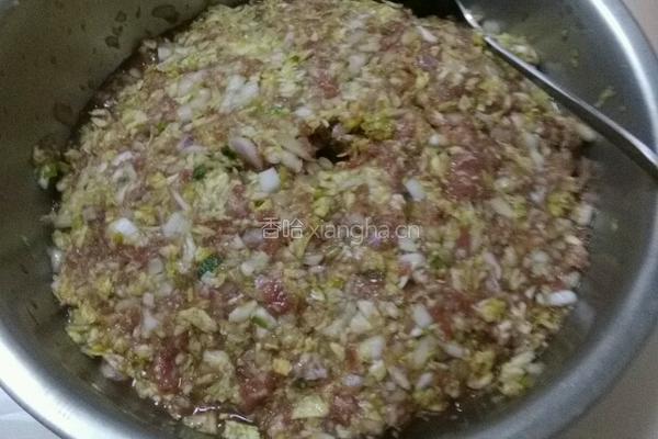牛肉白菜馅饺子的做法图解3
