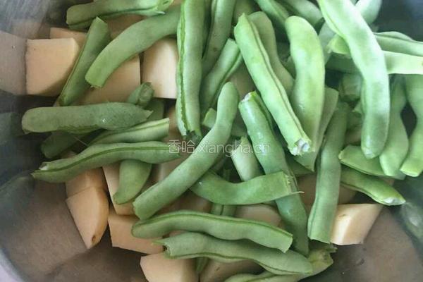 土豆炖豆角的做法图解1