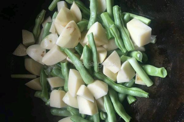 土豆炖豆角的做法图解2
