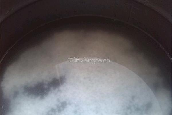 皮蛋瘦肉粥的做法图解2