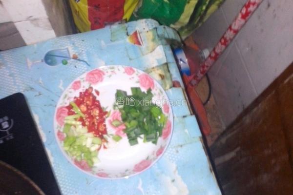芋头炒肉的做法图解1