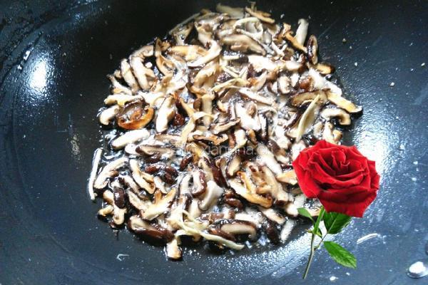 小鸡炖香菇的做法图解4