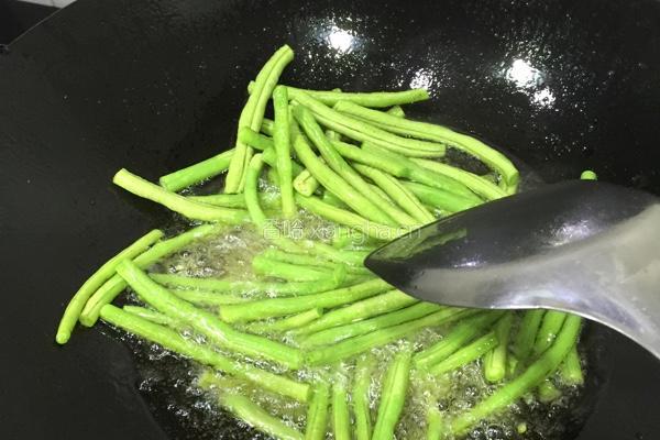 酱油膏炒长豆的做法图解3