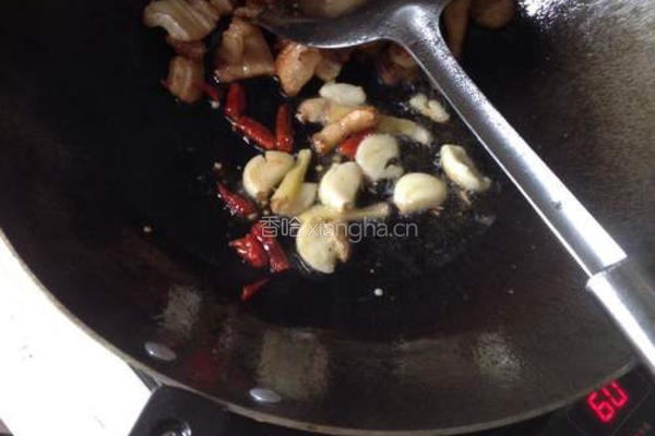 五花肉烧豆芽的做法图解3