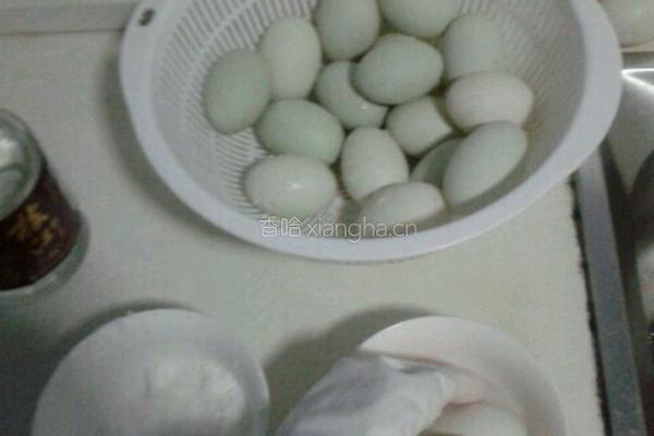 盐鸭蛋的做法图解2
