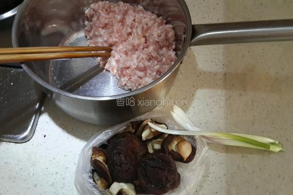 香菇肉丸子的做法图解1