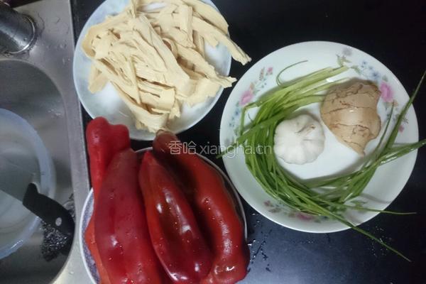 腐竹炒辣椒的做法图解1